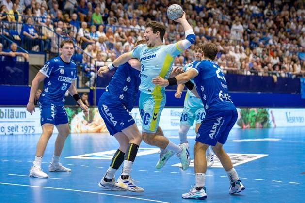 07 09 2025, xkwix, Handball, 1 Handball Bundesliga, DAIKIN HBL 2025 26, TBV Lemgo Lippe VfL Gummersbach, PHOENIX CONTACT Arena Kay Smits VfL Gummersbach 31 in duel against Niels Versteijnen TVB Lemgo Lippe 25 NRW Germany