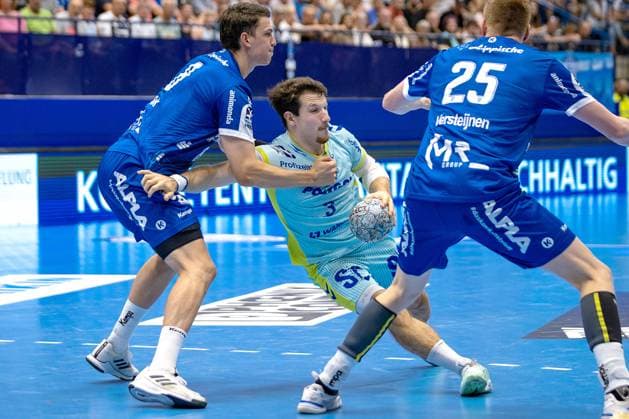 07 09 2025, xkwix, Handball, 1 Handball Bundesliga, DAIKIN HBL 2025 26, TBV Lemgo Lippe VfL Gummersbach, PHOENIX CONTACT Arena Joao Gomes VfL Gummersbach 3 in duel against Frederik Simak TVB Lemgo Lippe 8 NRW Germany