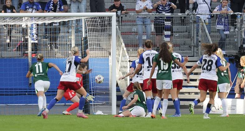 Equalizer to 3 3 in stoppage time , Goalkeeper Stina Johannes VfL Wolfsburg is powerless, by Christin Meyer HSV Fußball, GER, Frauen, Damen, Flyeralarm Frauen Bundesliga, Saison 2025 2026, Volksparkstadion, 1 Spieltag Hamburger SV gegen VfL Wolfsburg, 3 3