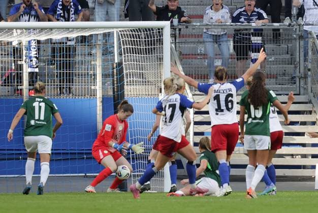 Equalizer to 3 3 in stoppage time , Goalkeeper Stina Johannes VfL Wolfsburg is powerless, by Christin Meyer HSV Fußball, GER, Frauen, Damen, Flyeralarm Frauen Bundesliga, Saison 2025 2026, Volksparkstadion, 1 Spieltag Hamburger SV gegen VfL Wolfsburg, 3 3