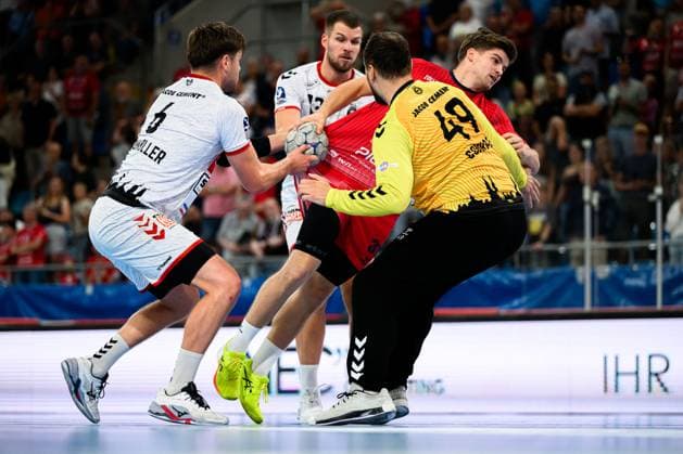 Bietigheim HBL 25 26 SG BBM Bietigheim VfL Luebeck Schwartau v li Rasmus Willette Houmoeller VfL Luebeck Schwartau , Alexander Pfeifer Bietigheim , Torhueter Nils Conrad VfL Luebeck Schwartau Bietigheim Bissingen Egetrans Arena Baden Württemberg Germany