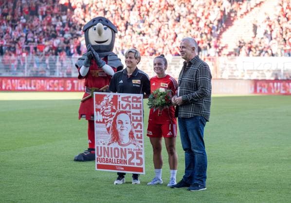 Soccer, Women, Season 2025 2026, Google Pixel Women Bundesliga 1 Matchday , 1 FC Union Berlin 1 FC Nürnberg, f l Jennifer Zietz Managing Director Professional Football Women 1 FC Union Berlin , Lisa Heiseler 1 Women 1 FC Union , President Dirk Zingler 1 FC Union , Lisa Heiseler was awarded Union Footballer of the Year before the match, 07 09 2025, Copyright: xMatthiasxKochx