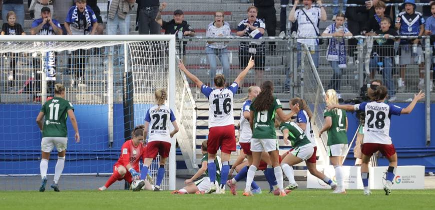 Equalizer to 3 3 in stoppage time, Goalkeeper Stina Johannes VfL Wolfsburg is powerless, Goalkeeper 16 Christin Meyer HSV Football, GER, Women, Women, Flyeralarm Womens Bundesliga, Season 2025 2026, Volksparkstadion, Matchday 1 Hamburger SV vs VfL Wolfsburg, 3 3