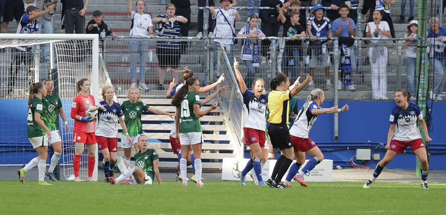 Equalizer to 3 3 in stoppage time , Goalkeeper Stina Johannes VfL Wolfsburg is powerless , Goalkeeper Christin Meyer HSV 16 Soccer, GER, Women, Women, Flyeralarm Womens Bundesliga, Season 2025 2026, Volksparkstadion, Matchday 1 Hamburger SV vs VfL Wolfsburg, 3 3