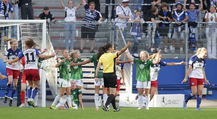 Equalizer to 3 3 in stoppage time, goalkeeper Stina Johannes VfL Wolfsburg is powerless, discussion between the Wolfsburg women and referee Angelika Soeder Nuremberg Football, GER, Women, Women, Flyeralarm Womens Bundesliga, Season 2025 2026, Volksparkstadion, Matchday 1 Hamburger SV vs VfL Wolfsburg, 3 3