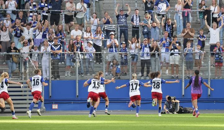 Soccer, GER, Women, Women, Flyeralarm Womens Bundesliga, Season 2025 2026, Volksparkstadion, Matchday 1 Hamburger SV vs VfL Wolfsburg, 3 3 equalizer to 3 3 by 16, Christin Meyer HSV , cheering