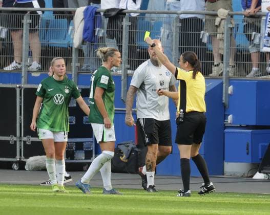 Referee Angelika Soeder Nuernberg shows Alexandra Popp VfL Wolfsburg the yellow card after the equalizing goal Football, GER, Women, Women, Flyeralarm Womens Bundesliga, Season 2025 2026, Volksparkstadion, Matchday 1 Hamburger SV vs VfL Wolfsburg, 3 3