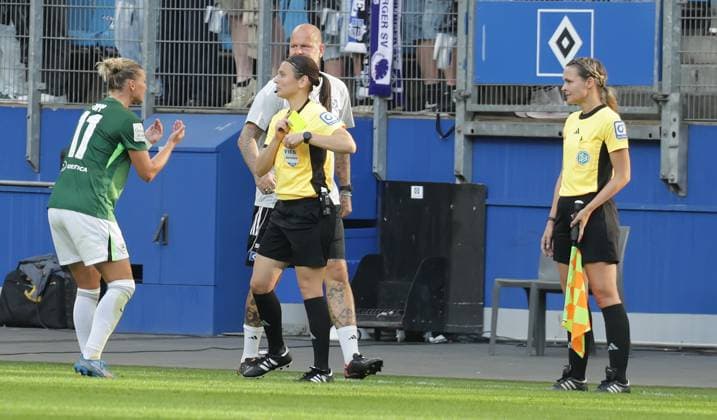 Referee Angelika Soeder Nuernberg shows Alexandra Popp VfL Wolfsburg the yellow card after the equalizing goal Football, GER, Women, Women, Flyeralarm Womens Bundesliga, Season 2025 2026, Volksparkstadion, Matchday 1 Hamburger SV vs VfL Wolfsburg, 3 3