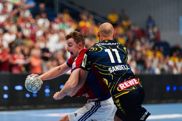 Moritz Sauter Handball Sport Verein Hamburg, 33 , Lukas Sandell Rhein Neckar Loewen, 11 GER, Handball Sport Verein Hamburg vs Rhein Neckar Loewen, Handball, 1 Bundesliga, Matchday 3, Season 2025 2026, 07 09 2025 GER, Handball Sport Verein Hamburg vs Rhein Neckar Loewen, Handball, 1 Bundesliga, Matchday 3, Season 2025 2026, 07 09 2025 Hamburg Copyright: xEibner-Pressefoto MarcelxvonxFehrnx EP_MFN