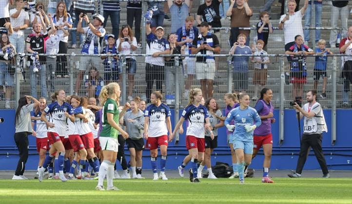 Hamburg cheers while Wolfsburg is disappointed Football, GER, Women, Women, Flyeralarm Womens Bundesliga, Season 2025 2026, Volksparkstadion, Matchday 1 Hamburger SV vs VfL Wolfsburg, 3 3