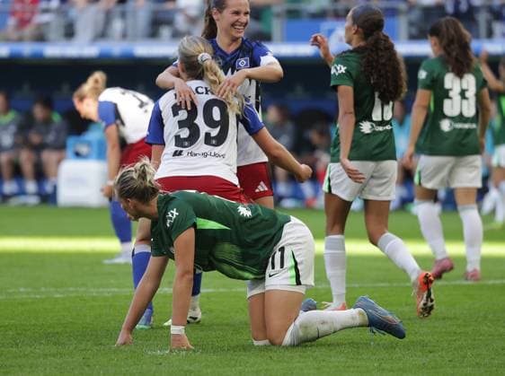 Alexandra Popp VfL Wolfsburg disappointed , Nina Raecke HSV jubilantFootball, GER, Women, Women, Flyeralarm Womens Bundesliga, Season 2025 2026, Volksparkstadion, Matchday 1 Hamburger SV vs VfL Wolfsburg, 3 3