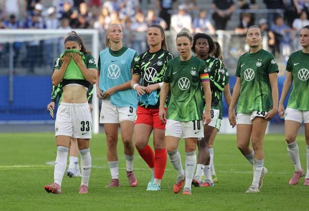 Judit Pujols VfL Wolfsburg and Svenja Huth VfL Wolfsburg and team disappointed Football, GER, Women, Ladies, Flyeralarm Womens Bundesliga, Season 2025 2026, Volksparkstadion, 1 Matchday Hamburger SV vs VfL Wolfsburg, 3 3