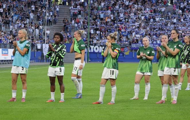 Disappointed Svenja Huth VfL Wolfsburg , Alexandra Popp VfL Wolfsburg and Team Football, GER, Women, Ladies, Flyeralarm Womens Bundesliga, Season 2025 2026, Volksparkstadion, 1 Matchday Hamburger SV vs VfL Wolfsburg, 3 3