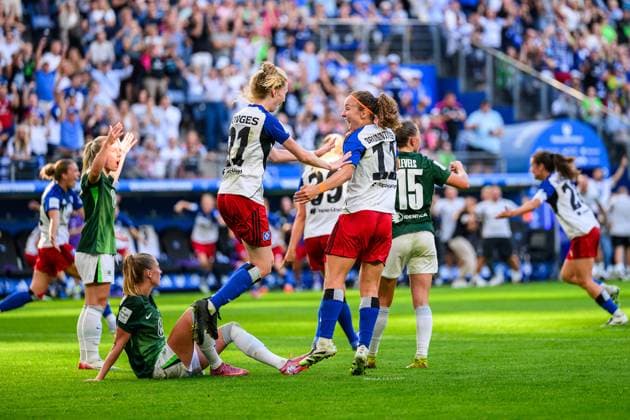 Soccer I Women I Season 2025 2026 I Bundesliga I 1 Matchday I Hamburger SV VfL Wolfsburg I 07 09 2025 Jaqueline Dönges 21, Hamburger SV , Melanie Brunnthaler 11, Hamburger SV celebrate the goal Hamburg Volksparkstadion Hamburg Germany Copyright: xLobecax xHenningxRohlfsx