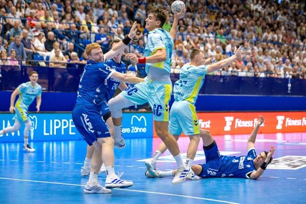 07 09 2025, xkwix, Handball, 1 Handball Bundesliga, DAIKIN HBL 2025 26, TBV Lemgo Lippe VfL Gummersbach, PHOENIX CONTACT Arena Julian Köster VfL Gummersbach 7 in duel against Nicolai Theilinger TVB Lemgo Lippe 3 NRW Germany