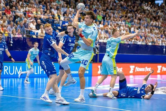 07 09 2025, xkwix, Handball, 1 Handball Bundesliga, DAIKIN HBL 2025 26, TBV Lemgo Lippe VfL Gummersbach, PHOENIX CONTACT Arena Julian Köster VfL Gummersbach 7 in duel against Nicolai Theilinger TVB Lemgo Lippe 3 NRW Germany