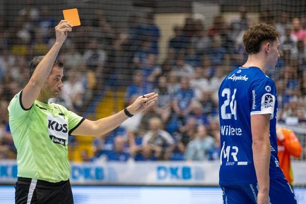07 09 2025, xkwix, Handball, 1 Handball Bundesliga, DAIKIN HBL 2025 26, TBV Lemgo Lippe VfL Gummersbach, PHOENIX CONTACT Arena Red card for JoÃ l Willecke TBV Lemgo Lippe 24 NRW Germany