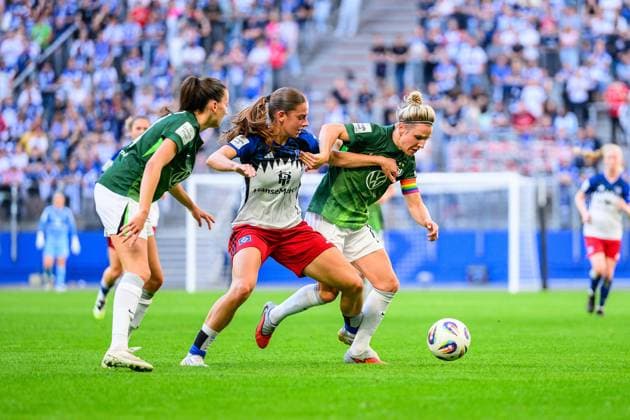 Soccer I Women I Season 2025 2026 I Bundesliga I 1 Matchday I Hamburger SV VfL Wolfsburg I 07 09 2025 Leni Marie Eggert 29, Hamburger SV , Svenja Huth 10, VfL Wolfsburg Hamburg Volksparkstadion Hamburg Germany Copyright: xLobecax xHenningxRohlfsx
