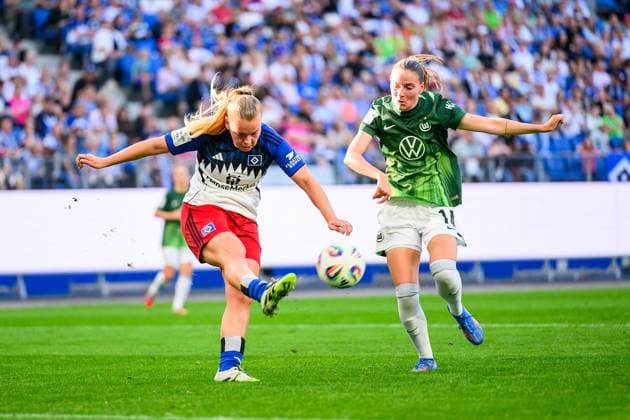 Soccer I Women I Season 2025 2026 I Bundesliga I 1 Matchday I Hamburger SV VfL Wolfsburg I 07 09 2025 Svea Stoldt 8, Hamburger SV , Smilla Vallotto 14, VfL Wolfsburg Hamburg Volksparkstadion Hamburg Germany Copyright: xLobecax xHenningxRohlfsx