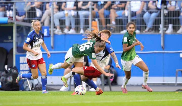 Photo Janou LEVELS Wolfsburg goes down against Jobina LAHR (HSV) Fußball Damen Bundesliga am So 07 09 2025 Hamburger SV VfL Wolfsburg