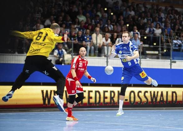 DAIKIN HBL HANDBALL MEN 1 BL 3 GAME DAY THSV EISENACH MT MELSUNGEN FOR EDITORIAL PURPOSES ONLY p 07 09 2025 Eisenach DAIKIN HBL Handball 1 Bundesliga Men Season 2025 2026 3 Matchday Werner Assmann Halle ThSV Eisenach MT Melsungen in photo Max Beneke 9 ThSV Eisenach in duel with goalkeeper Laszlo Bartucz 61 MT Melsungen Germany Thuringia Eisenach Copyright SaschaxFromm Copyright: SaschaxFromm doc82ah19bfg0op0sjlm81 ,EDITORIAL USE ONLY Copyright: SaschaxFromm