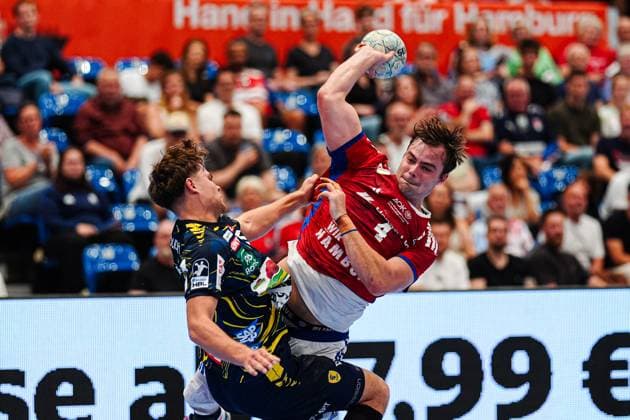 David More Rhein Neckar Loewen, 15 , Andreas Magaard Handball Sport Verein Hamburg, 04 GER, Handball Sport Verein Hamburg vs Rhein Neckar Loewen, Handball, 1 Bundesliga, Matchday 3, Season 2025 2026, 07 09 2025 GER, Handball Sport Verein Hamburg vs Rhein Neckar Loewen, Handball, 1 Bundesliga, Matchday 3, Season 2025 2026, 07 09 2025 Hamburg Copyright: xEibner-Pressefoto MarcelxvonxFehrnx EP_MFN