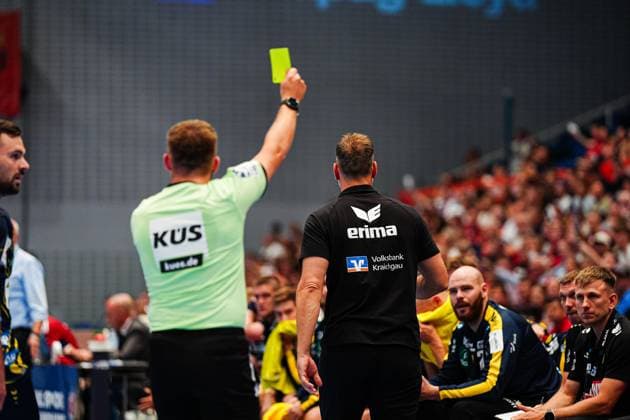 Yellow card Maik Machulla Rhein Neckar Loewen, Coach , goes away disappointed GER, Handball Sport Verein Hamburg vs Rhein Neckar Loewen, Handball, 1 Bundesliga, Matchday 3, Season 2025 2026, 07 09 2025 GER, Handball Sport Verein Hamburg vs Rhein Neckar Loewen, Handball, 1 Bundesliga, Matchday 3, Season 2025 2026, 07 09 2025 Hamburg Copyright: xEibner-Pressefoto MarcelxvonxFehrnx EP_MFN