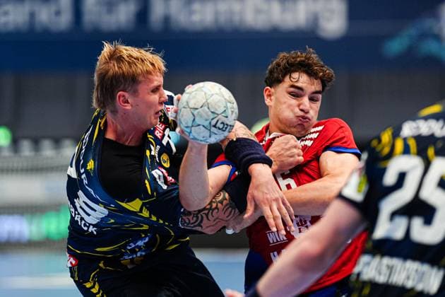 Edwin Aspenbaeck Rhein Neckar Loewen, 78 , Nicolaj Joergensen Handball Sport Verein Hamburg, 11 GER, Handball Sport Verein Hamburg vs Rhein Neckar Loewen, Handball, 1 Bundesliga, Matchday 3, Season 2025 2026, 07 09 2025 GER, Handball Sport Verein Hamburg vs Rhein Neckar Loewen, Handball, 1 Bundesliga, Matchday 3, Season 2025 2026, 07 09 2025 Hamburg Copyright: xEibner-Pressefoto MarcelxvonxFehrnx EP_MFN