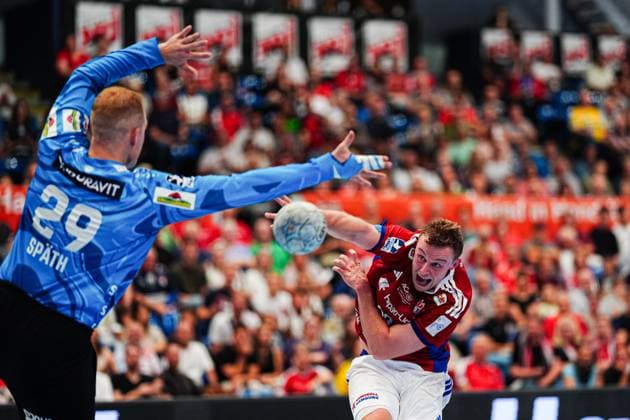 Throw Goal Moritz Sauter Handball Sport Verein Hamburg, 33 , David Spaeth Rhein Neckar Loewen, 29 GER, Handball Sport Verein Hamburg vs Rhein Neckar Loewen, Handball, 1 Bundesliga, Matchday 3, Season 2025 2026, 07 09 2025 GER, Handball Sport Verein Hamburg vs Rhein Neckar Loewen, Handball, 1 Bundesliga, Matchday 3, Season 2025 2026, 07 09 2025 Hamburg Copyright: xEibner-Pressefoto MarcelxvonxFehrnx EP_MFN