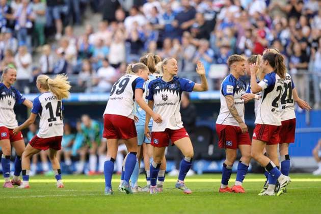 Photo Cheering after the final whistle by the HSV players, the ladies celebrate the 3 3 equalizer like a victory So 07 09 2025 Hamburger SV VfL Wolfsburg Womens Bundesliga