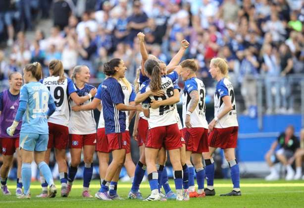 Photo Cheering after the final whistle by the HSV players, the ladies celebrate the 3 3 equalizer like a victory So 07 09 2025 Hamburger SV VfL Wolfsburg Womens Bundesliga
