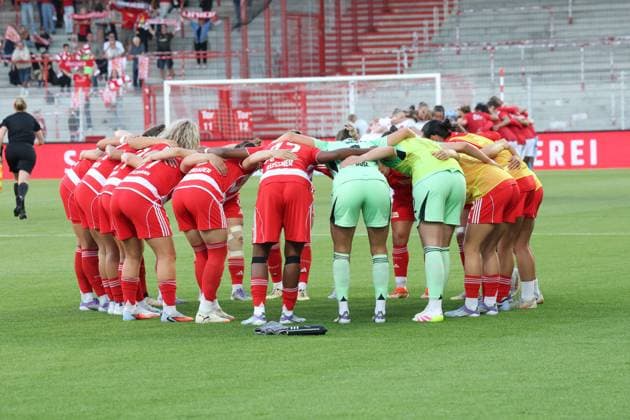 DEU, 2 BL, Frauen, 1 FC Union vs 1 FC Nuernberg, 07 09 2025, Stadion Alte Foersterei, Berlin, DEU, 2 BL, Frauen, 1 FC Union vs 1 FC Nuernberg, im Bild Union Spielerinnenkreis DFL regulations prohibit any use of Photographs as image sequences and or quasi video nordphotoxGmbHx xEngler nph00076