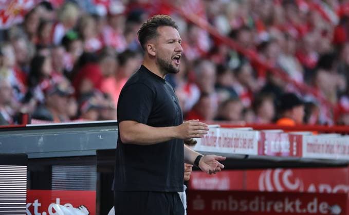 Coach Thomas Oostendorp FCN gives instructions Action upper body Sport Football Soccer 1 Bundesliga Women Women Season 2025 2026 07 09 2025 1 FC Union Berlin vs 1 FC Nürnberg FCN DFL regulations prohibit any use of photographs as image sequences and or quasi video