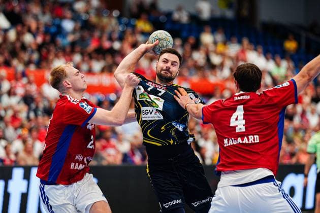 Einar Olafsson Handball Sport Verein Hamburg, 23 , Dani Baijens Rhein Neckar Loewen, 77 , Andreas Magaard Handball Sport Verein Hamburg, 04 GER, Handball Sport Verein Hamburg vs Rhein Neckar Loewen, Handball, 1 Bundesliga, Matchday 3, Season 2025 2026, 07 09 2025 GER, Handball Sport Verein Hamburg vs Rhein Neckar Loewen, Handball, 1 Bundesliga, Matchday 3, Season 2025 2026, 07 09 2025 Hamburg Copyright: xEibner-Pressefoto MarcelxvonxFehrnx EP_MFN
