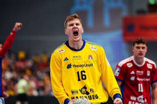 Cheering after parade Robin Haug Handball Sport Verein Hamburg, 16 GER, Handball Sport Verein Hamburg vs Rhein Neckar Loewen, Handball, 1 Bundesliga, Matchday 3, Season 2025 2026, 07 09 2025 GER, Handball Sport Verein Hamburg vs Rhein Neckar Loewen, Handball, 1 Bundesliga, Matchday 3, Season 2025 2026, 07 09 2025 Hamburg Copyright: xEibner-Pressefoto MarcelxvonxFehrnx EP_MFN