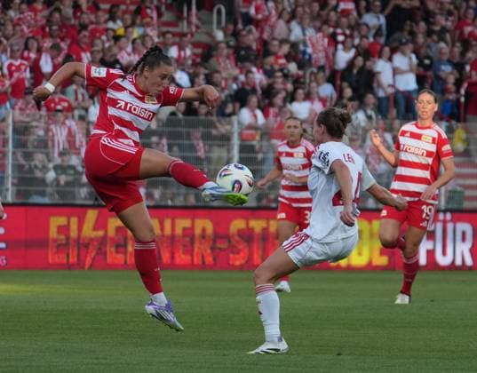 07 09 2025 Soccer Season 2025 2026 1 Google Pixel Women Bundesliga 1 Matchday 1 FC Union Berlin Women FCU 1 FC Nuremberg Women FCN Club Clubwomen ChPr xchxprx from left Anna Weiß 21, 1 FC Union Berlin Nastassja Lein 24, 1 FC Nuremberg FCN