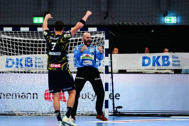 Cheers after parade Mike Jensen Rhein Neckar Loewen, 20 GER, Handball Sport Verein Hamburg vs Rhein Neckar Loewen, Handball, 1 Bundesliga, Matchday 3, Season 2025 2026, 07 09 2025 GER, Handball Sport Verein Hamburg vs Rhein Neckar Loewen, Handball, 1 Bundesliga, Matchday 3, Season 2025 2026, 07 09 2025 Hamburg Copyright: xEibner-Pressefoto MarcelxvonxFehrnx EP_MFN