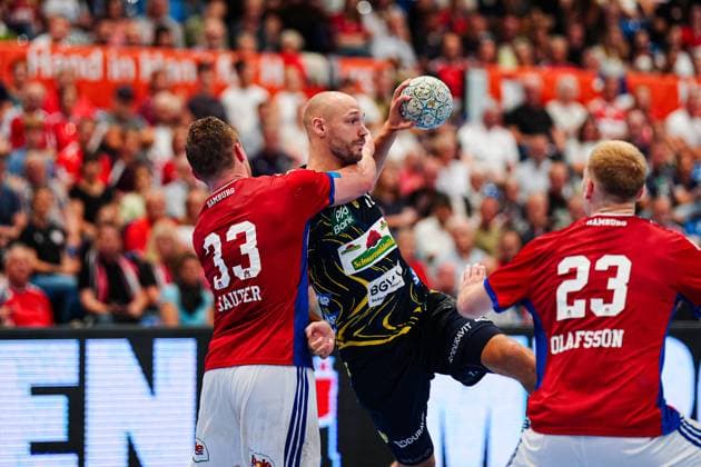 Moritz Sauter Handball Sport Verein Hamburg, 33 , Lukas Sandell Rhein Neckar Loewen, 11 GER, Handball Sport Verein Hamburg vs Rhein Neckar Loewen, Handball, 1 Bundesliga, Matchday 3, Season 2025 2026, 07 09 2025 GER, Handball Sport Verein Hamburg vs Rhein Neckar Loewen, Handball, 1 Bundesliga, Matchday 3, Season 2025 2026, 07 09 2025 Hamburg Copyright: xEibner-Pressefoto MarcelxvonxFehrnx EP_MFN