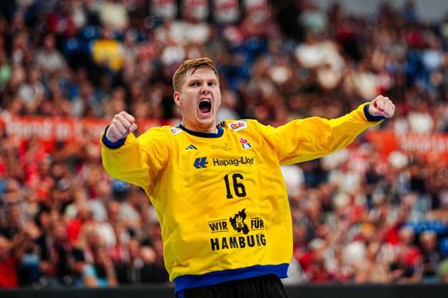 Cheering after parade Robin Haug Handball Sport Verein Hamburg, 16 GER, Handball Sport Verein Hamburg vs Rhein Neckar Loewen, Handball, 1 Bundesliga, Matchday 3, Season 2025 2026, 07 09 2025 GER, Handball Sport Verein Hamburg vs Rhein Neckar Loewen, Handball, 1 Bundesliga, Matchday 3, Season 2025 2026, 07 09 2025 Hamburg Copyright: xEibner-Pressefoto MarcelxvonxFehrnx EP_MFN