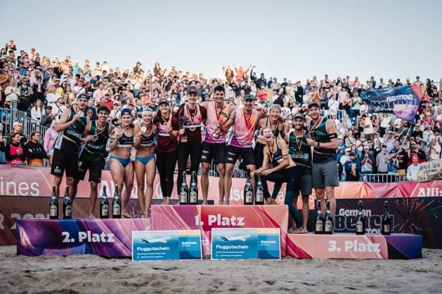 Beach volleyball men and women German Championships 2025 Timmendorfer Strand 04 09 2025 The winners podium at the award ceremony of the German Championships from left Paul Henning, Lui Wüst, Anna Lena Grüne, Sandra Ittlinger, Cinja Tillmann, Svenja Müller, Sven Winter, Lukas Pfretzschner, Melanie Gernert, Nele Barber, Clemens Wickler and Nils Ehlers Timmendorfer Strand Ahmann Hager Arena Schleswig Holstein Germany