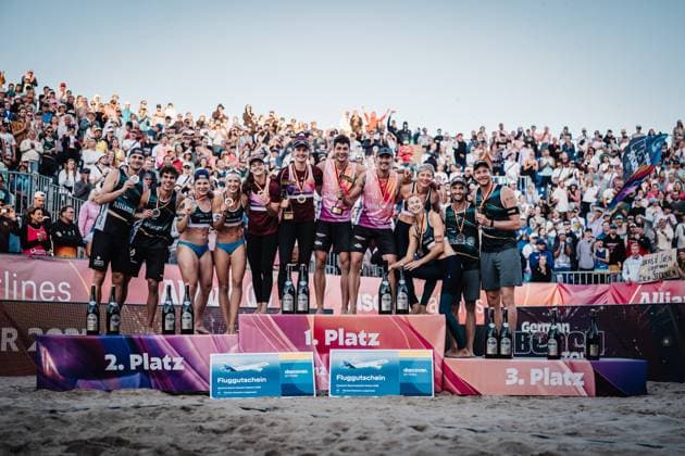 Beach volleyball men and women German Championships 2025 Timmendorfer Strand 04 09 2025 The winners podium at the award ceremony of the German Championships from left Paul Henning, Lui Wüst, Anna Lena Grüne, Sandra Ittlinger, Cinja Tillmann, Svenja Müller, Sven Winter, Lukas Pfretzschner, Melanie Gernert, Nele Barber, Clemens Wickler and Nils Ehlers Timmendorfer Strand Ahmann Hager Arena Schleswig Holstein Germany
