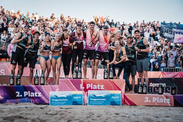 Beach volleyball men and women German Championships 2025 Timmendorfer Strand 04 09 2025 The winners podium at the award ceremony of the German Championships from left Paul Henning, Lui Wüst, Anna Lena Grüne, Sandra Ittlinger, Cinja Tillmann, Svenja Müller, Sven Winter, Lukas Pfretzschner, Melanie Gernert, Nele Barber, Clemens Wickler and Nils Ehlers Timmendorfer Strand Ahmann Hager Arena Schleswig Holstein Germany