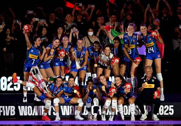 (250907) -- BANGKOK, Sept. 7, 2025 -- Team Italy pose during the awarding ceremony after the final match between T¨¹rkiye and Italy at the Volleyball Women s World Championship, WM, Weltmeisterschaft in Bangkok, Thailand, Sept. 7, 2025. ) (SP)THAILAND-BANGKOK-VOLLEYBALL-WOMEN S WORLD CHAMPIONSHIP-FINAL-T?RKIYE VS ITALY HouxZhaokang 