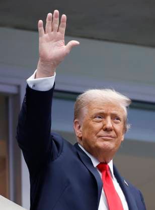 President Donald Trump waves as he arrives to watch Jannik Sinner of Italy play Carlos Alcaraz of Spain in the Men s Finals of the 2025 US Open Tennis Championship in Arthur Ashe Stadium at the USTA Billie Jean King National Tennis Center in Flushing Meadows, New York, on Sunday, September 7, 2025.  NYP20250907103 COREYxSIPKIN