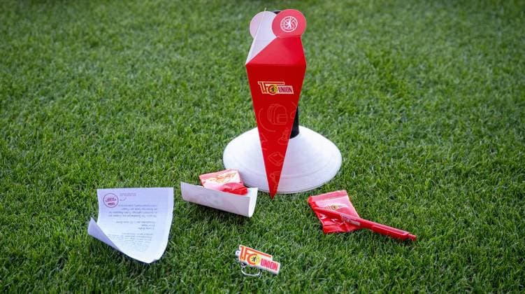 Soccer, Women, Season 2025 2026, Google Pixel Women Bundesliga 1 Matchday , 1 FC Union Berlin 1 FC Nürnberg, children of primary school age with a childrens ticket received a mini school cone, containing small Union surprises and a note to apologize for being tired on the first day of school in Berlin, 07 09 2025, Copyright: xMatthiasxKochx