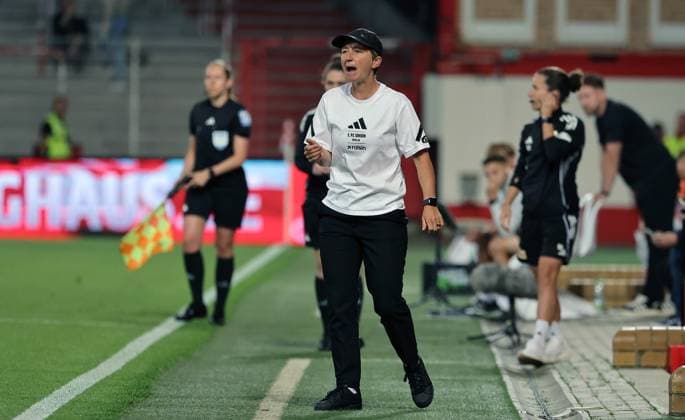 Coach Ailien Poese gives instructions Single image Crop action Sport Football Soccer 1 Bundesliga Women Season 2025 2026 07 09 2025 1 FC Union Berlin vs 1 FC Nürnberg FCN DFL regulations prohibit any use of photographs as image sequences and or quasi video