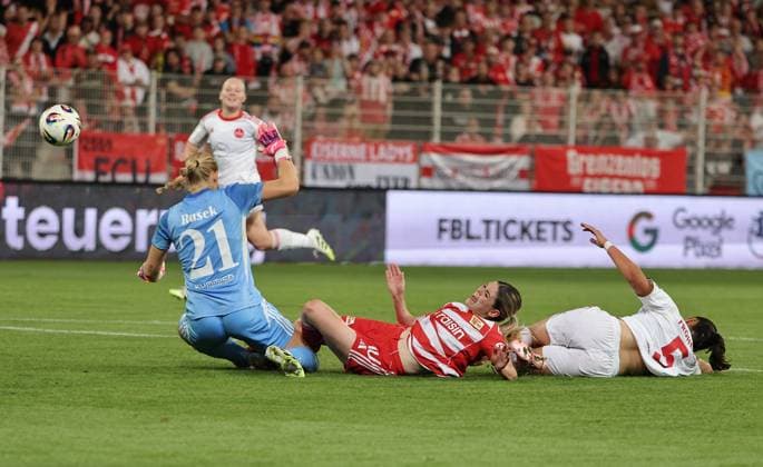 Goalkeeper Larissa Rusek, Eileen Campbell, Clara Fröhlich duel Match scene Action Sport Football Soccer 1 Bundesliga Women Season 2025 2026 07 09 2025 1 FC Union Berlin vs 1 FC Nürnberg FCN DFL regulations prohibit any use of photographs as image sequences and or quasi video