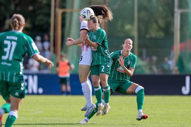 from left Svenja Fölmli SC Freiburg, 9 and Chiara D Angelo SV Werder Bremen, 2 in header duel, header, duel, action, action, game scene, THE DFB REGULATIONS PROHIBIT ANY USE OF PHOTOGRAPHS AS IMAGE SEQUENCES AND OR QUASI VIDEO , 07 09 2025, Bremen Germany , Football, Google Pixel Womens Bundesliga, SV Werder Bremen SC Freiburg xobx
