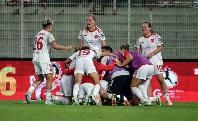 Selma Licina celebrates after 1 1 with teammates Joy Emotion Cheering Sport Football Soccer 1 Bundesliga Women Women Season 2025 2026 07 09 2025 1 FC Union Berlin vs 1 FC Nürnberg FCN DFL regulations prohibit any use of photographs as image sequences and or quasi video