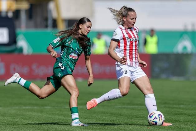 from left Tuana Mahmoud SV Werder Bremen, 10 and Lisa Karl SC Freiburg, 2 in running duel, duel, dynamics, action, action, game scene, THE DFB REGULATIONS PROHIBIT ANY USE OF PHOTOGRAPHS AS IMAGE SEQUENCES AND OR QUASI VIDEO , 07 09 2025, Bremen Germany , Football, Google Pixel Womens Bundesliga, SV Werder Bremen SC Freiburg xobx